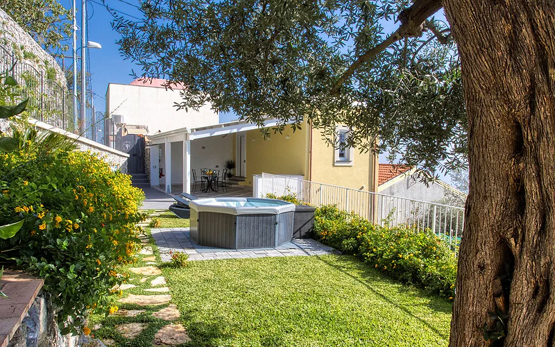 Olive House, luxury retreat photo 3
