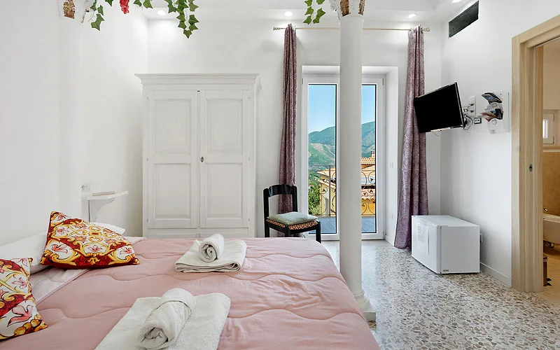 Room 'Pompei Con Vista Vesuvio' with Mountain View, Wi-Fi and Air Conditioning