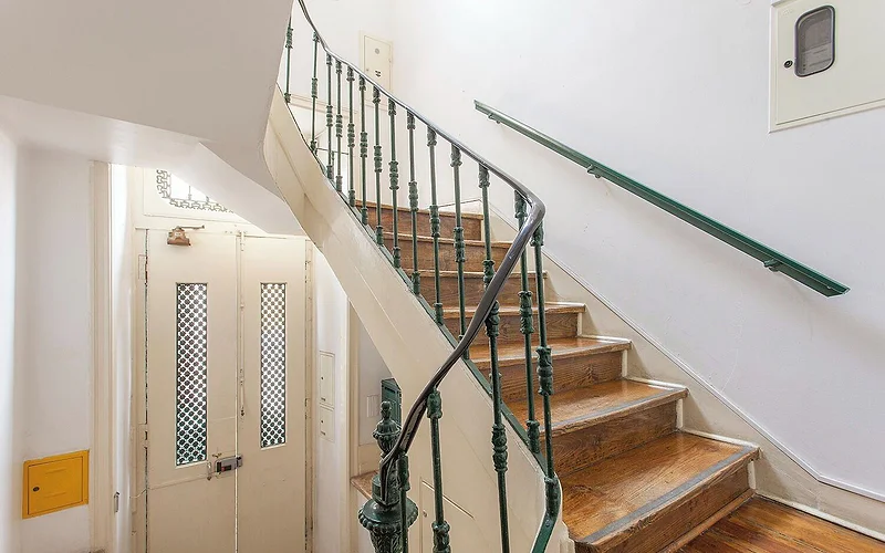 Spacious 2-Level. 1 Bedroom. 1 Bathroom, 1 Double Bed Studio Apartment. photo 2
