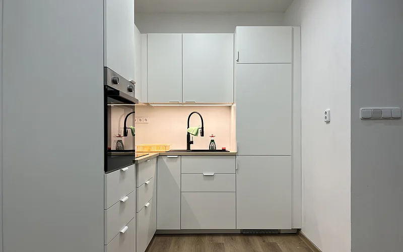 3BR • Sleeps 8 • Parking • Balcony • Near Shops photo 2