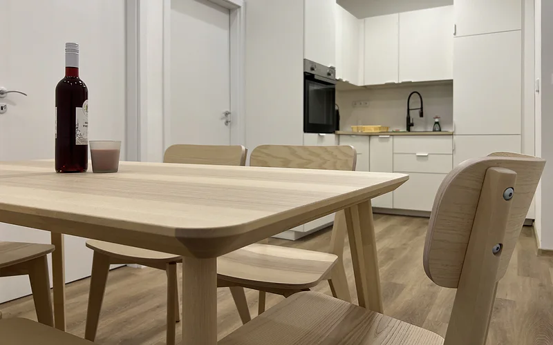 3BR • Sleeps 8 • Parking • Balcony • Near Shops photo 3