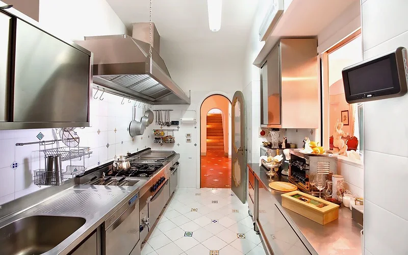 VILLA FIORITA - Eight Bedroom Villa, Sleeps 16 photo 3