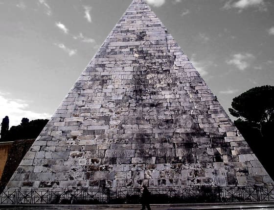 Piramide Cestia photo 2